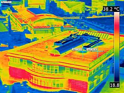 Imágen termográfica aérea de edificio desde globo de helio